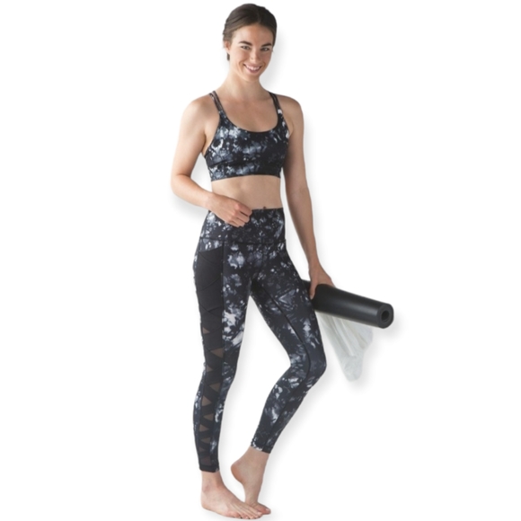 Lululemon Rise and Flow Pant (Full-On Luxtreme) - Picture 2 of 8